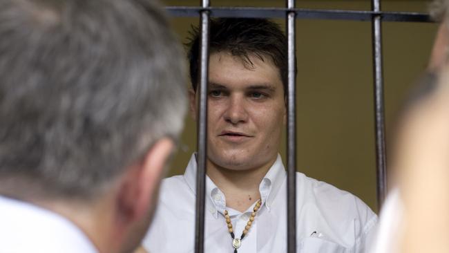 Australian drug mule Scott Rush talking to an Australian Government official at the Denpasar District Court. Picture: Firdia Lisnawati