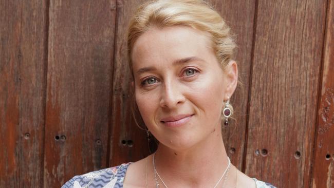 Asher Keddie plays Nina Proudman in TV show Offspring season 5 on Ten For Cairns Eye fashion July 12, 2014