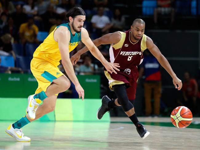 RIO DE JANEIRO, BRAZIL - AUGUST 14: Chris Goulding #4 of Australia and David Cubillan #8 of Venezuela chase a loose ball during the preliminary round game at the Rio 2016 Olympic Games on August 14, 2016 in Rio de Janeiro, Brazil. (Photo by Jamie Squire/Getty Images)