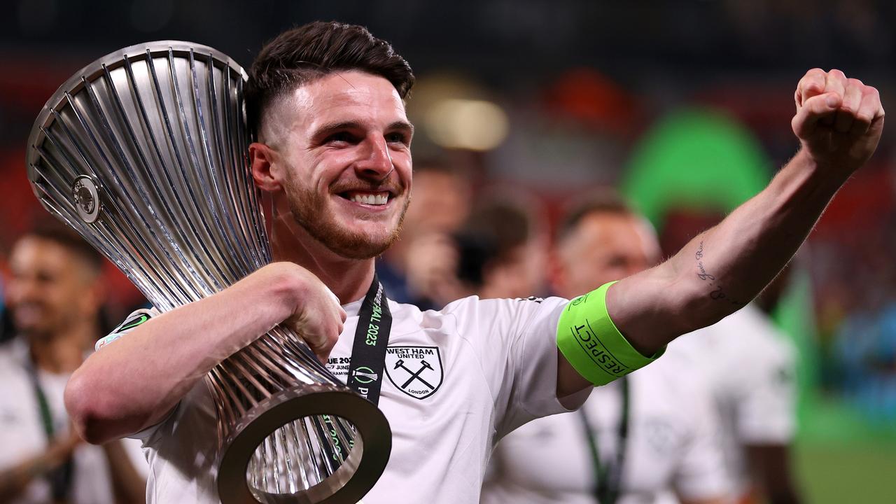 PRAGUE, CZECH REPUBLIC – JUNE 07: Declan Rice, Captain of West Ham United celebrates with the UEFA Europa Conference League trophy after the team's victory during the UEFA Europa Conference League 2022/23 final match between ACF Fiorentina and West Ham United FC at Eden Arena on June 07, 2023 in Prague, Czech Republic. (Photo by Richard Heathcote/Getty Images)