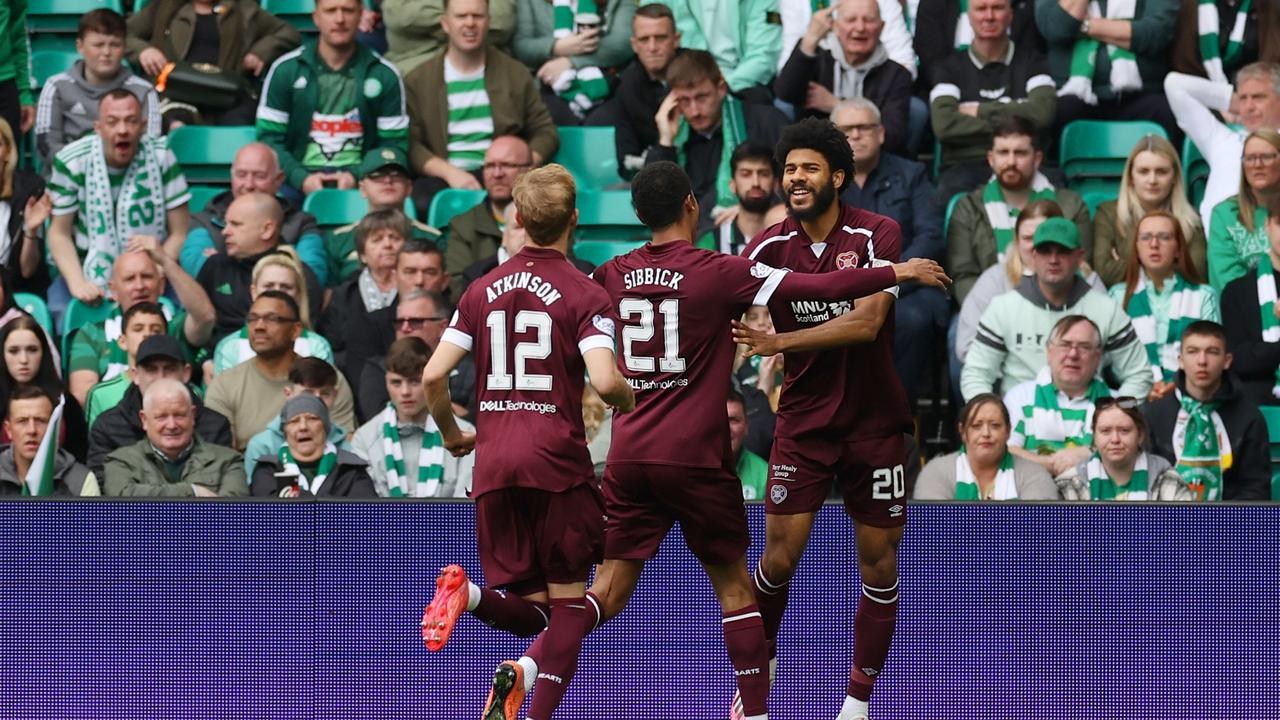 Ellis Simms of Hearts celebrates with teammates after scoring their side's first goal. (Photo by Ian MacNicol/Getty Images)