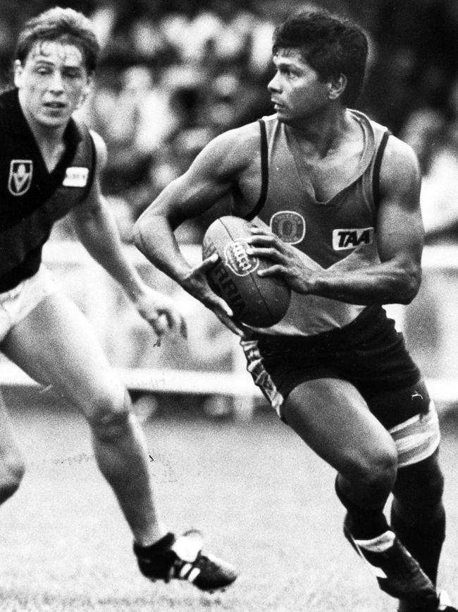 Maurice Rioli Sr gets away from Essendon’s Bomber Thompson in a 1988 match at Gardens Oval in Darwin.