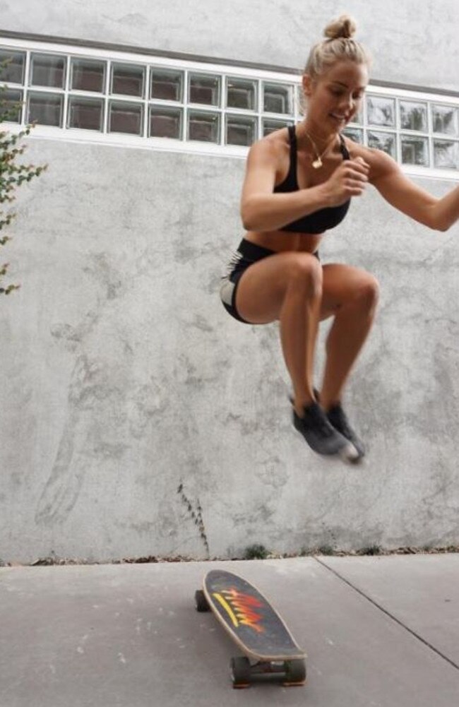 The model demonstrates a series of exercises behind her toned physique. Picture: Instagram / Elyse Knowles