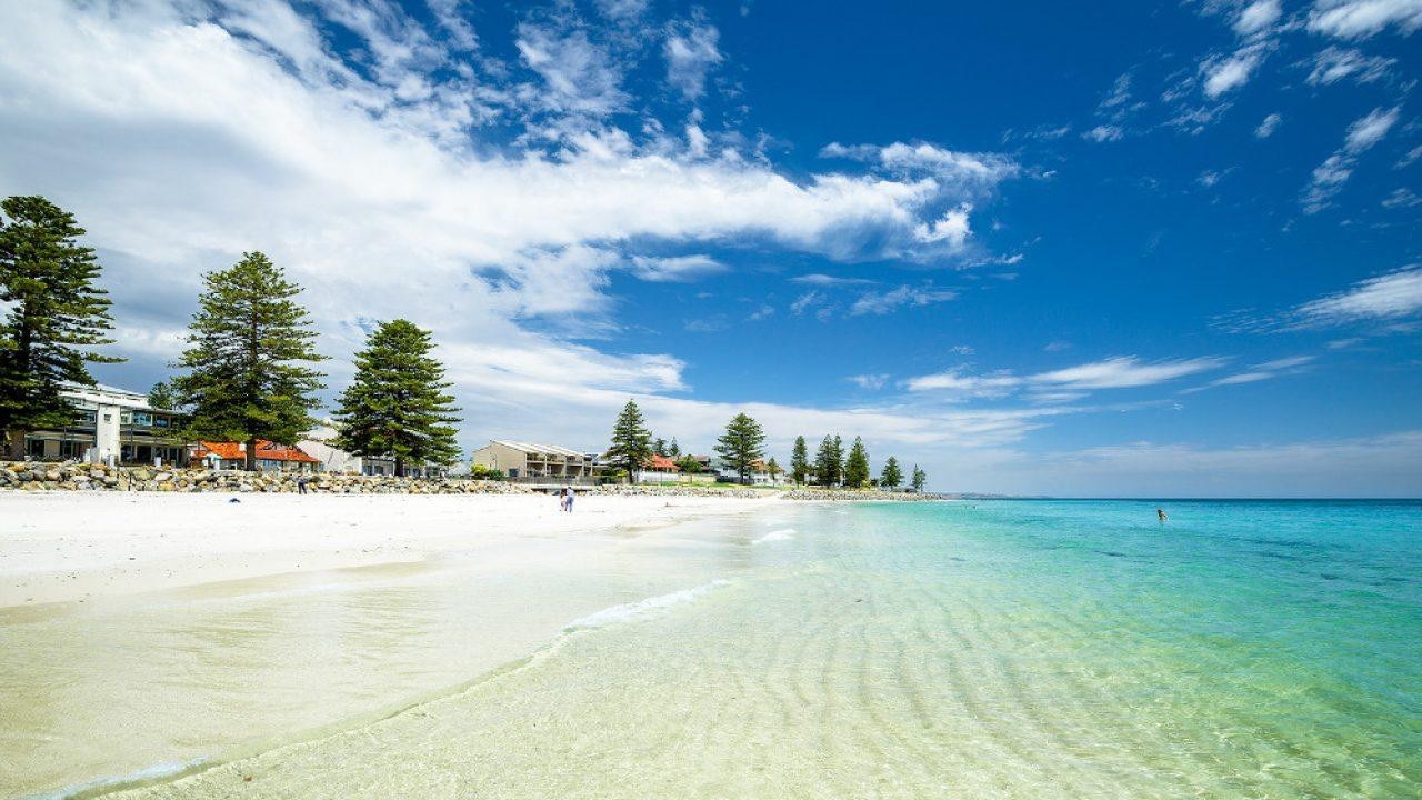 Crystal clear water, white sandy beaches and cafes, restaurants and bars just a stroll away.