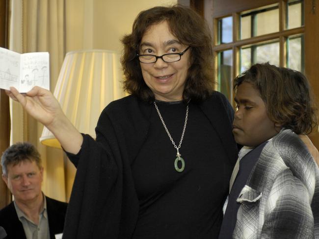 Wright reads a story by Caleb Lewis from the Barunga Community at the Lodge in 2008. Picture: AAP