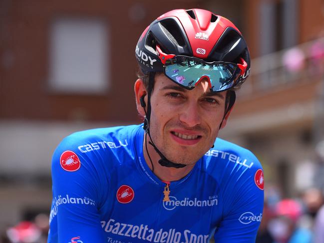 (FILES) Team Bahrain rider Switzerland's Gino Mader wearing the best climber's blue jersey, poses prior to the start of the seventh stage of the Giro d'Italia 2021 cycling race, 181 km between Notaresco and Termoli on May 14, 2021. Swiss Cyclist Gino Mader dies from injuries after plunging into ravine on Tour of Switzerland, his team announced on June 16, 2023. (Photo by Dario BELINGHERI / AFP)