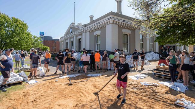 Echuca locals prepares for the impending floods. Picture: Jason Edwards