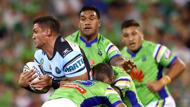 Chris Heighington in action for the Sharks against the Raiders.