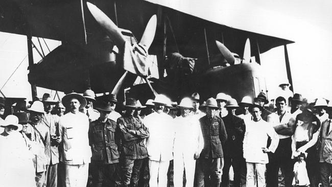 Crews from the 1919 England-Australia air race.