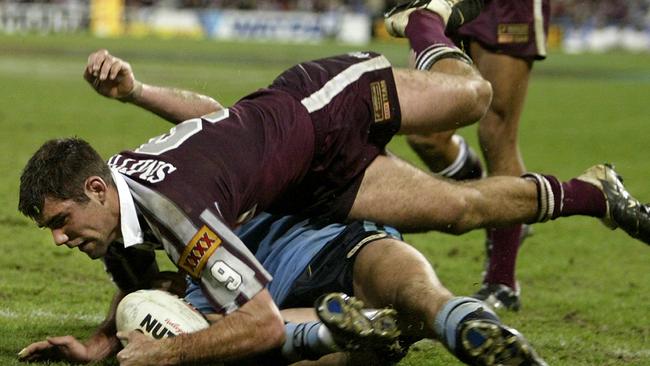 Cam Smith scores a try in Game 3 of the 2003 Origin Series. Photo: Getty Images