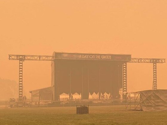 Thick smoke haze has forced the cancellation of Cold Chisel's Rutherglen concert.