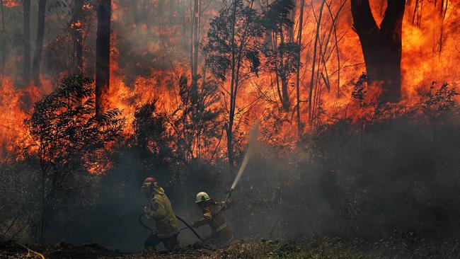 RFS fire crews battle to save properties in Cobar Park, near Lithgow. Picture: Tim Hunter