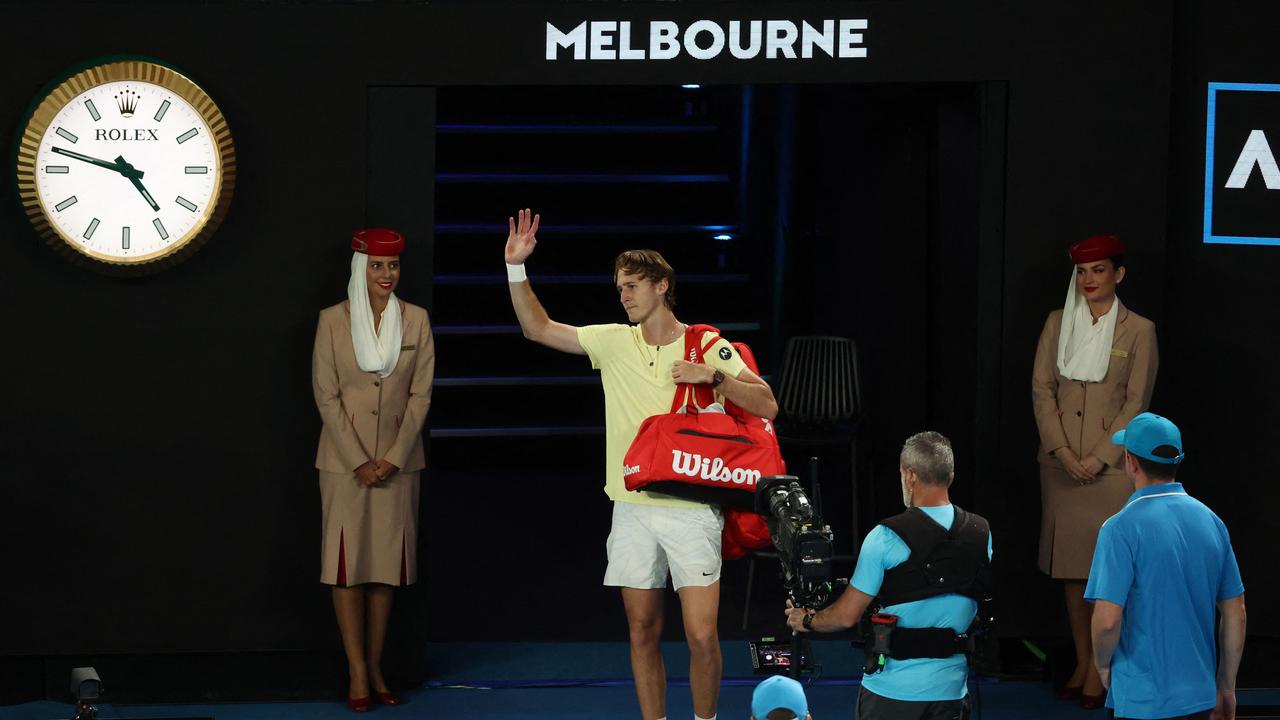 Korda waves goodbye to Aussie crowds. Photo by DAVID GRAY / AFP