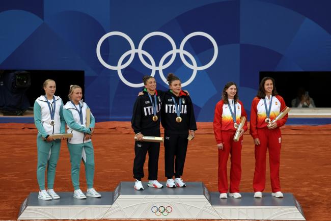 Podium: Mirra Andreeva and Diana Shnaider (L) with gold medallists Sara Errani and Jasmine Paolini and bronze medallists Cristina Bucsa and Sara Sorribes Tormo