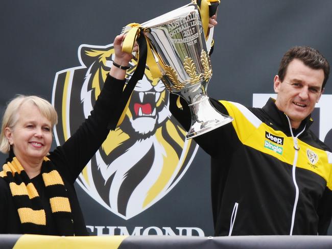 Peggy O'Neal and Brendon Gale lift Richmond’s 2017 premiership trophy. Picture: Michael Dodge/Getty Images)