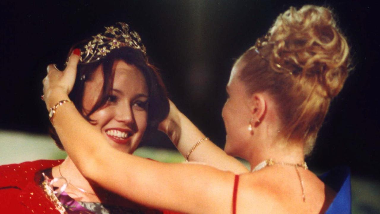 10 Sept 1999 PicDavid/Martinelli Pru Peters (20) is crowned Toowoomba Carnival of Flowers Queen by the 1998 winner Azha Killeen at the Gala Crowning Ball at Rumours/International headshot beauty contests