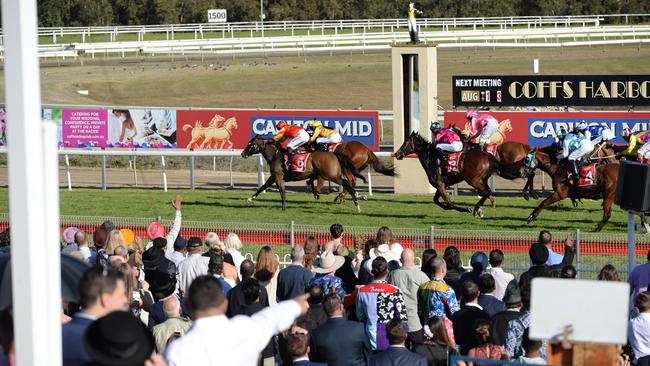 Coffs Cup dayClose finish to race 5 when number nine eventually piped no 6 at the post.. 01 AUG 2019