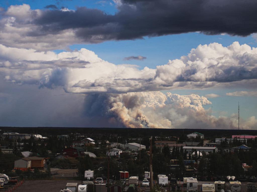 Smoke from bushfires burning dangerously close to Yellowknife. (Photo by Sylvia WEBSTER / UGC / AFP)