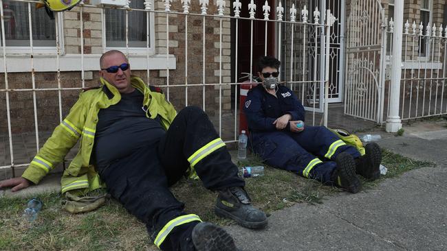 Exhausted fireys in Lithgow. Picture: Tim Hunter.