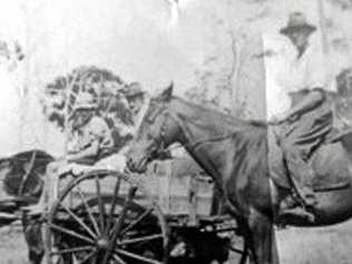 WHO IS IT? Ms Schultz thinks the unidentified man in the middle may be Edwin Starkey Myers (her great-grandfather).