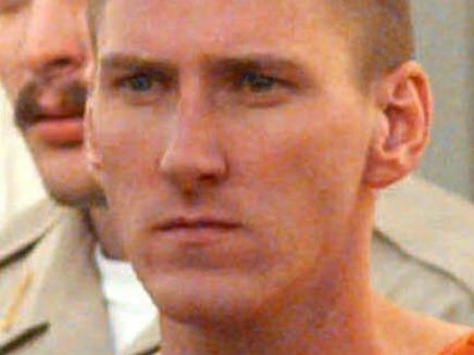 APRIL 21, 1995 : Timothy McVeigh is escorted to a waiting van from the Noble County Courthouse in Perry, Oklahoma by FBI agents and local police. 21/04/95. The jury has decided that he should be sentenced to death for the 1995 Oklahoma City bombing which killed 168 people.United States America (USA) / Crime / Bombings P/ p34 APRIL 21, 1995 : Timothy McVeigh is escorted to a waiting van from the Noble County Courthouse in Perry, Oklahoma by FBI agents and local police. 21/04/95. The jury has decided that he should be sentenced to death for the 1995 Oklahoma City bombing which killed 168 people.United States America (USA) / Crime / Bombings P/