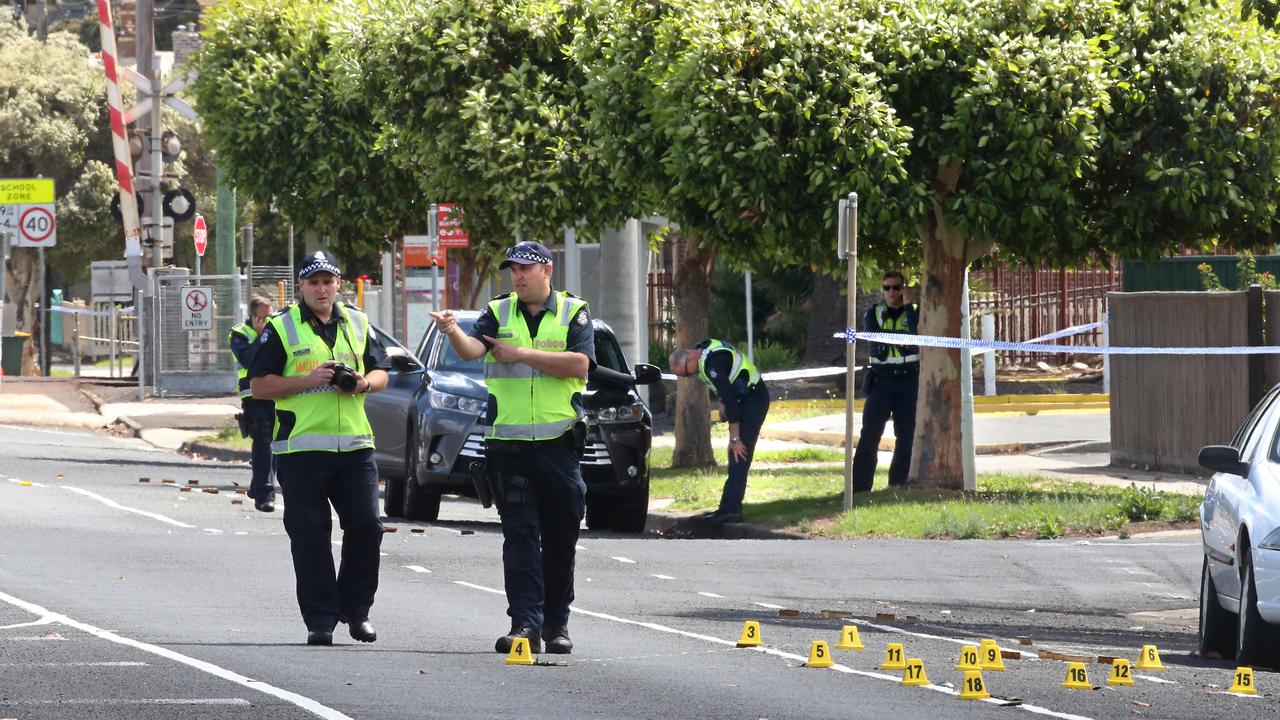 Geelong hit-run: Man dies after being hit by car in South Geelong ...