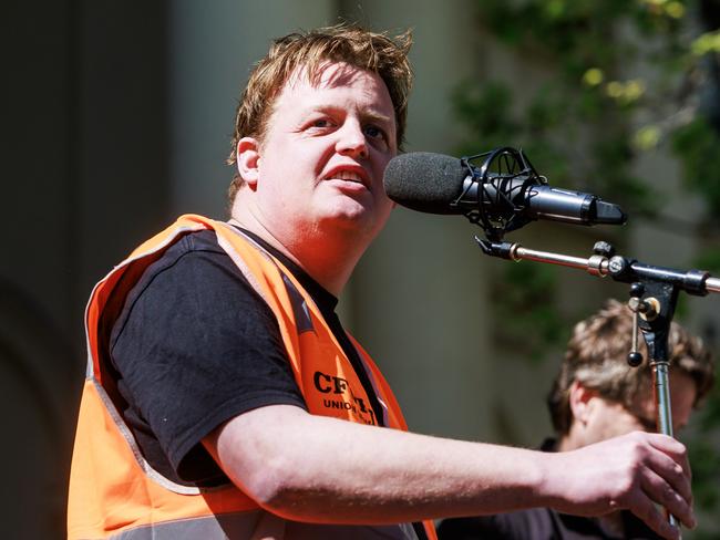 MELBOURNE, AUSTRALIA - Newswire Photos September 18, 2024: CFMEU Victorian secretary Zach Smith speaks as thousands of construction workers strike in Melbourne CBD during a CFMEU rally. Picture: NewsWire / Aaron Francis
