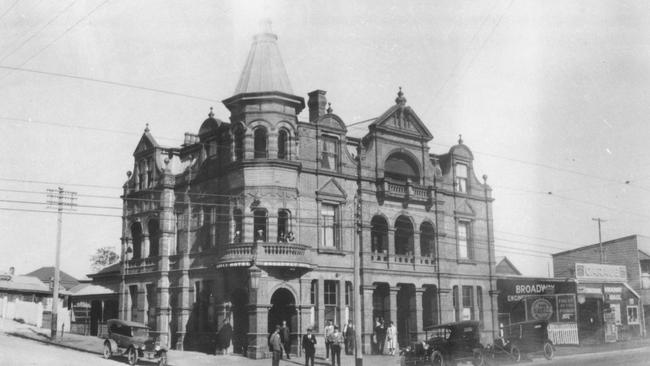 A historic photo of the Broadway Hotel at Woolloongabba circa 1929.