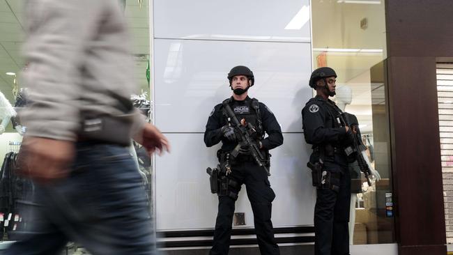 NEW YORK, NY - DECEMBER 11: Members of the New York City Police Department stand guard inside the New York Port Authority Bus Terminal after it reopened following an explosion, December 11, 2017 in New York City. The Police Department said that one person, Akayed Ullah, is in custody for an attempted terror attack after an explosion in a passageway linking the Port Authority Bus Terminal with the subway.   Drew Angerer/Getty Images/AFP == FOR NEWSPAPERS, INTERNET, TELCOS & TELEVISION USE ONLY ==