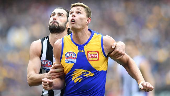 Brodie Grundy battles Nathan Vardy at a ruck contest.