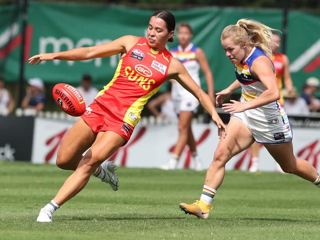 Lucy Single of the Suns kicks the ball. (Photo by Jono Searle/Getty Images)