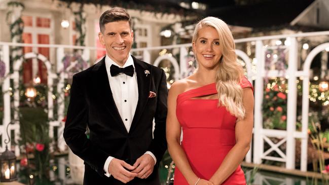 Osher Gunsberg is back — with Ali Oetjen on set for the 2018 Bachelorette.