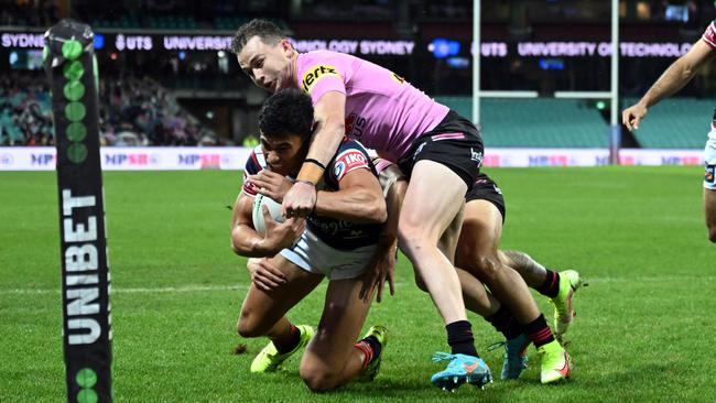 Des Hasler has asked why this tackle from Dylan Edwards wasn’t penalised. NRL Imagery