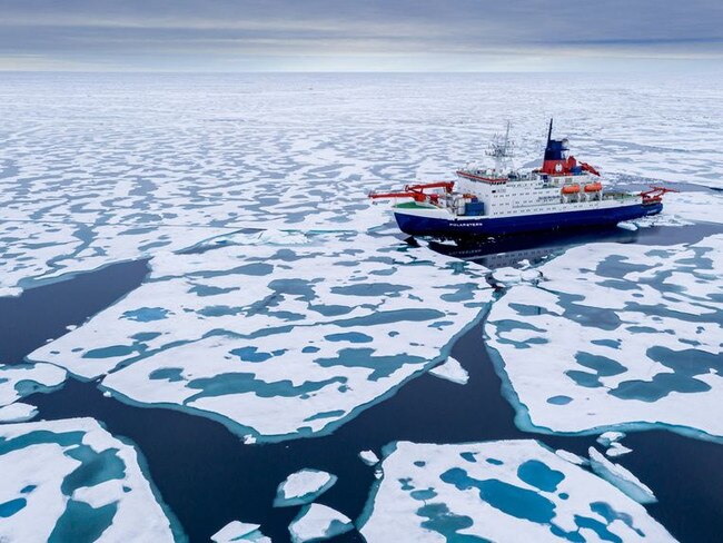 Heading for the new MOSAiC ice floe, Polarstern takes the shortest way to the area of interest: via the North Pole. On tghe way north, the sea ice is surprisingly weak, has lots of melt ponds, and Polarstern is able to easily break it.