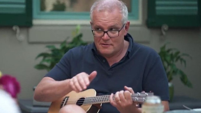 Scott Morrison plays the ukulele for 60 Minutes.