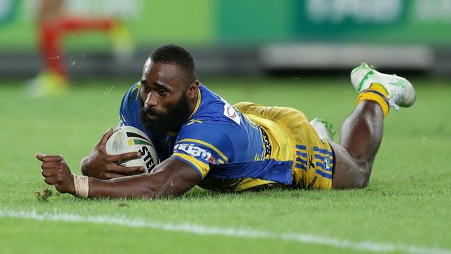 Semi Radradra goes over for a try against the Bulldogs.
