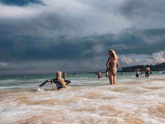 Beachgoers gathering in Bondi Beach before a storm is hitting the coast on Tuesday(Daily Telegraph-Flavio Brancaleone)