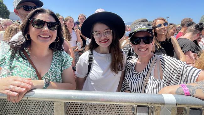 Cassie, Miranda and Bonnie on the barrier for Amy Shark at Hello Sunshine Festival at Caribbean Gardens.