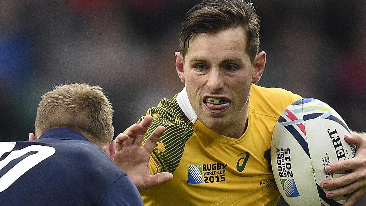 Australia's fly half Bernard Foley (R) runs to evade Scotland's fly half Finn Russell during a quarter final match of the 2015 Rugby World Cup between Australia and Scotland at Twickenham stadium, southwest London on October 18, 2015. AFP PHOTO / MARTIN BUREAU RESTRICTED TO EDITORIAL USE, NO USE IN LIVE MATCH TRACKING SERVICES, TO BE USED AS NON-SEQUENTIAL STILLS