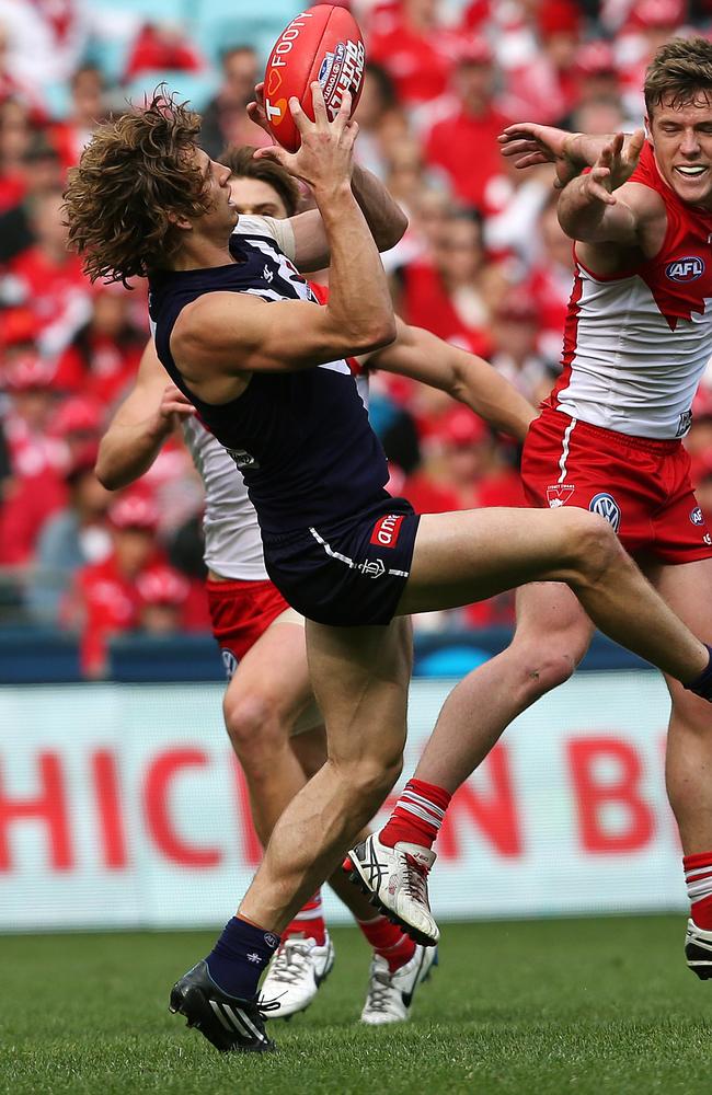 Nat Fyfe outpoints Swan Luke Parker in the qualifying final. Picture: Toby Zerna