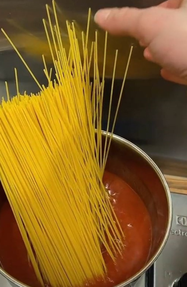 💡 You probably didn't know about these 4 hacks! Using your #kitchen gadgets  these ways, #cooking will be so much easier 😎 1️⃣ Colander When the pasta  is ready you're used to