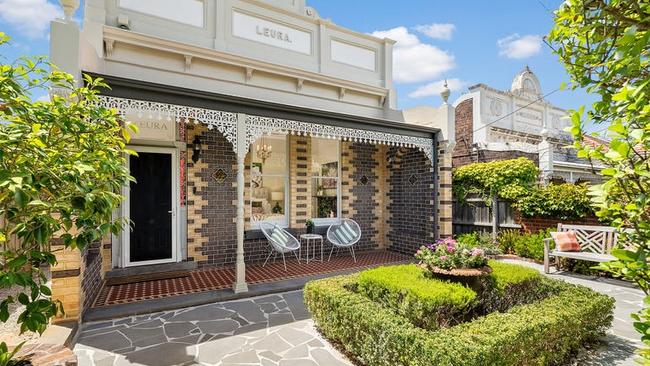 457 Camberwell Rd, Camberwell, sold under the hammer as downsizers battled it out.