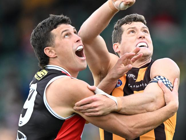 LAUNCESTON, AUSTRALIA - MAY 11: Jack Steele of the Saints and Lloyd Meek of the Hawks competes for the ball and during the round nine AFL match between match between Hawthorn Hawks and St Kilda Saints at University of Tasmania Stadium, on May 11, 2024, in Launceston, Australia. (Photo by Steve Bell/Getty Images)