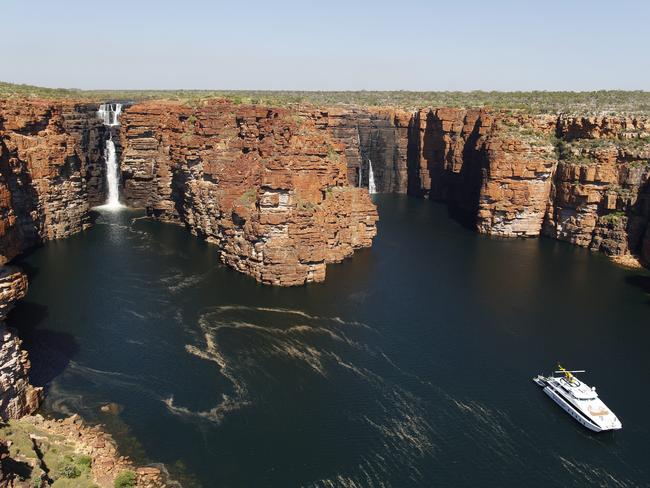 Tour boat at the King George Falls