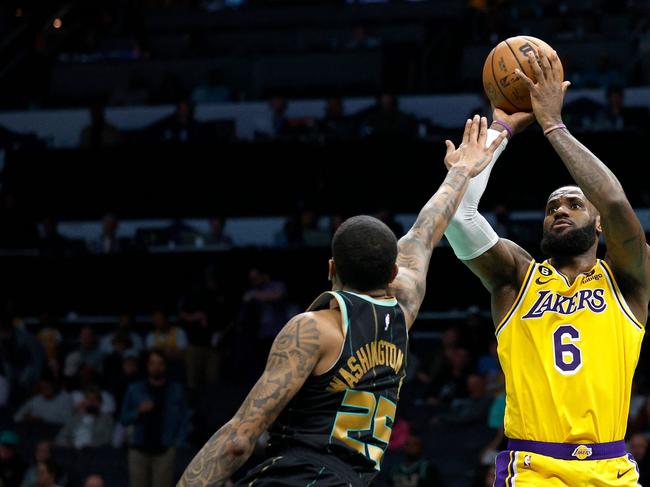 CHARLOTTE, NORTH CAROLINA - JANUARY 02: LeBron James #6 of the Los Angeles Lakers attempts a shot over P.J. Washington #25 of the Charlotte Hornets during the second half of the game at Spectrum Center on January 02, 2023 in Charlotte, North Carolina. NOTE TO USER: User expressly acknowledges and agrees that, by downloading and or using this photograph, User is consenting to the terms and conditions of the Getty Images License Agreement.   Jared C. Tilton/Getty Images/AFP (Photo by Jared C. Tilton / GETTY IMAGES NORTH AMERICA / Getty Images via AFP)