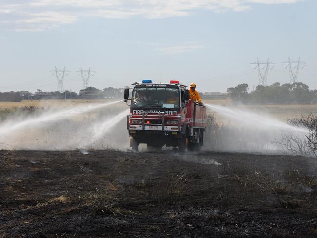 N28cs501 Images from a grass and scrub fire at the end of Thunderbolt Drive in Cranbourne East near the new housing estate. The fire started just before 4:00pm on Thursday 3rd Jan. Please credit: "Keith Pakenham - CFA"