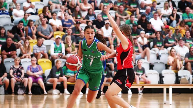 Gold Coast's Waves Katelyn Donovan in action against the Mackay Meteorettes in The Girls QLD U18 State Championships Basketball at Carrara. Photograph: Jason O'Brien.