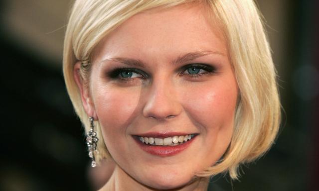 HOLLYWOOD, CA - FEBRUARY 27:  Actress Kirsten Dunst arrives the 77th Annual Academy Awards at the Kodak Theater on February 27, 2005 in Hollywood, California. (Photo by Vince Bucci/Getty Images) 

renatapix