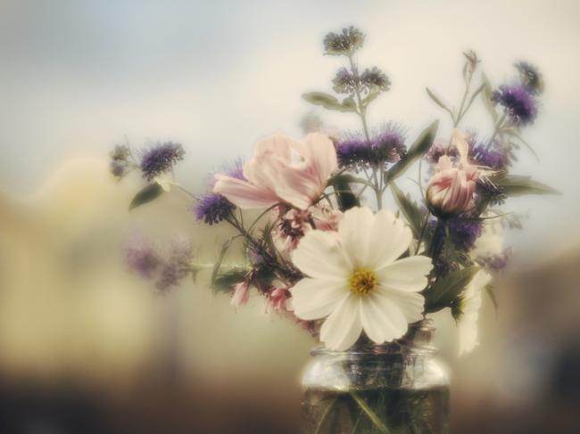 Simple flower arrangement with homegrown flowers