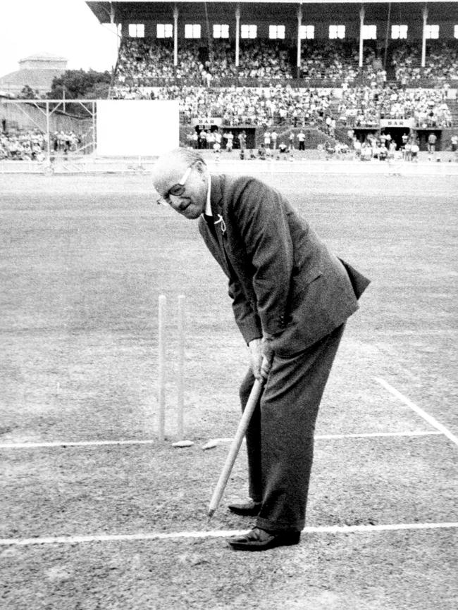 Bradman takes guard at the SCG in the 1970s.